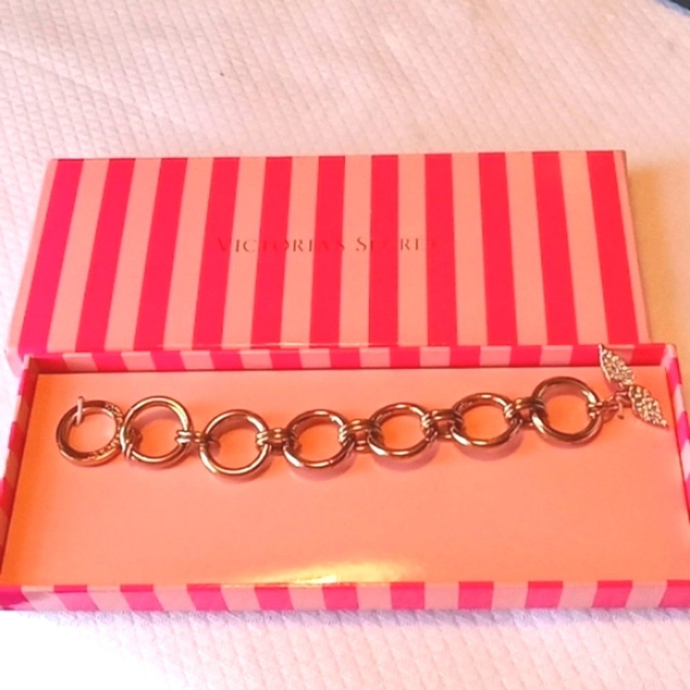 REDUCED!Victoria's Secret NWT Ladies Bracelet Crystal Angel Wing Toggle Closure